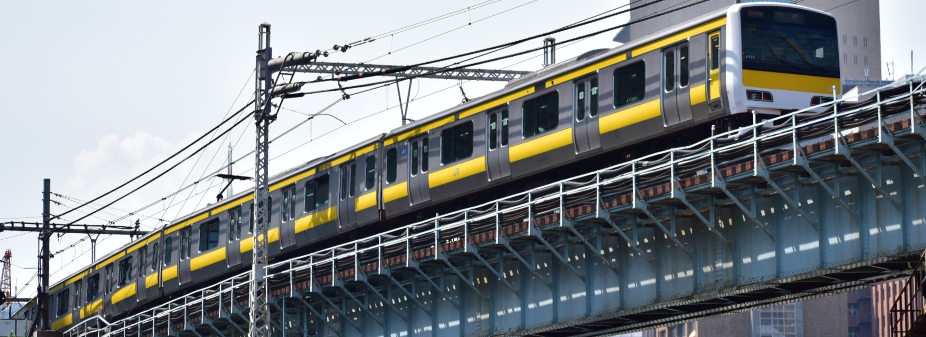 緑色の鉄橋を渡りお茶の水へ向かう総武線各駅停車